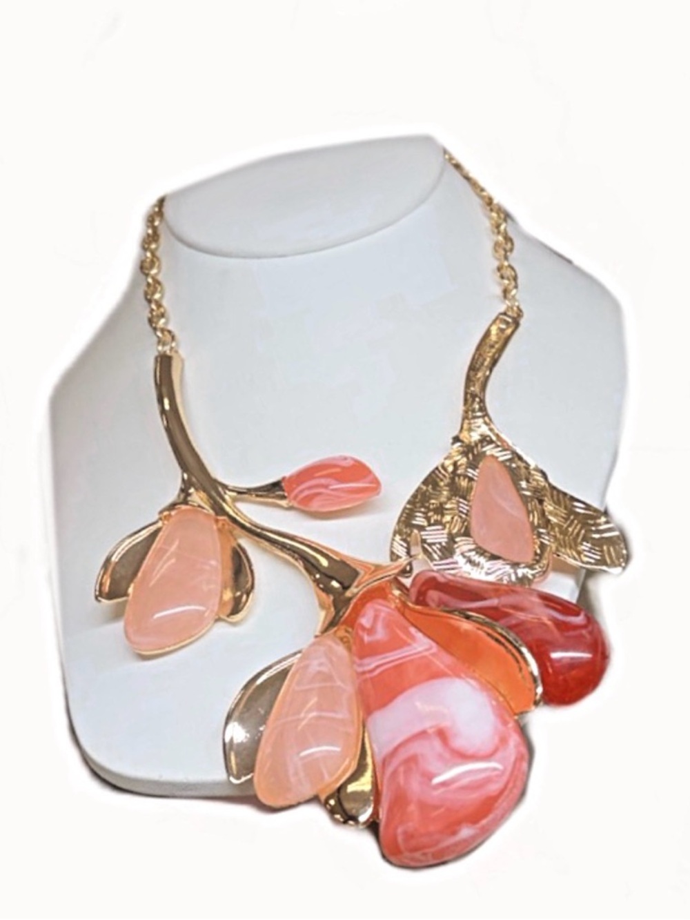 NWT ⚜️🌺⚜️ Natasha Gold Tone Statement Floral Necklace - Picture 3 of 8